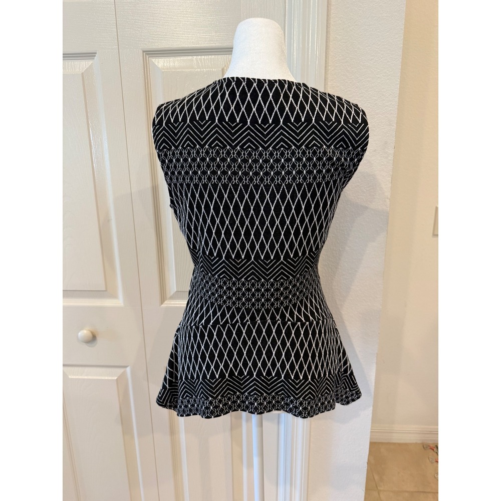 BCBGMAXAZRIA Black White Geometric Jacquard Knit Peplum Top Small Sleeveless - Picture 8 of 8